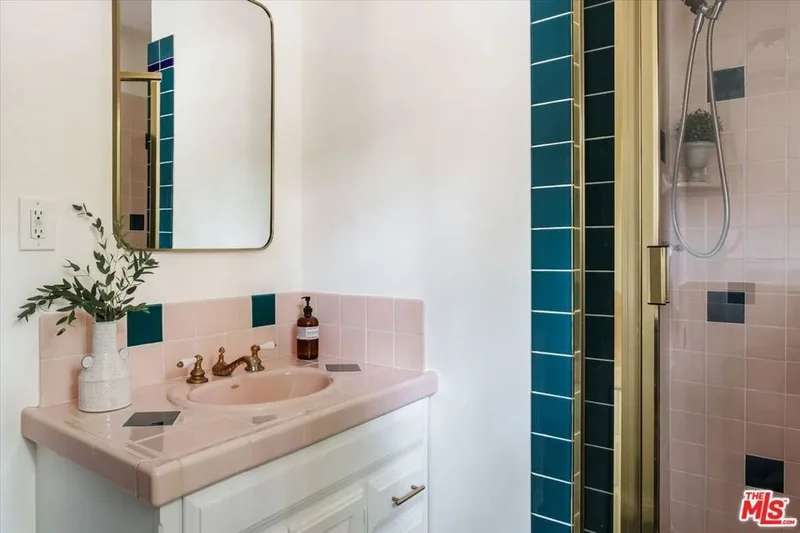 4189 Holly Knoll Drive, Los Angeles, California, United States. - Photo 27