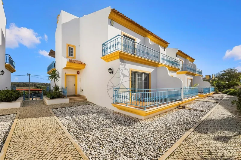 Triplex Villa with 5 Bedrooms in Private Condominium with Pool - Montes de Alvor