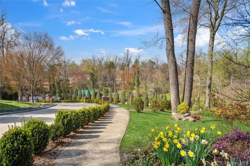 1 Linford Road, Great Neck, NY 11021, Great Neck, New York, United States. - Photo 5