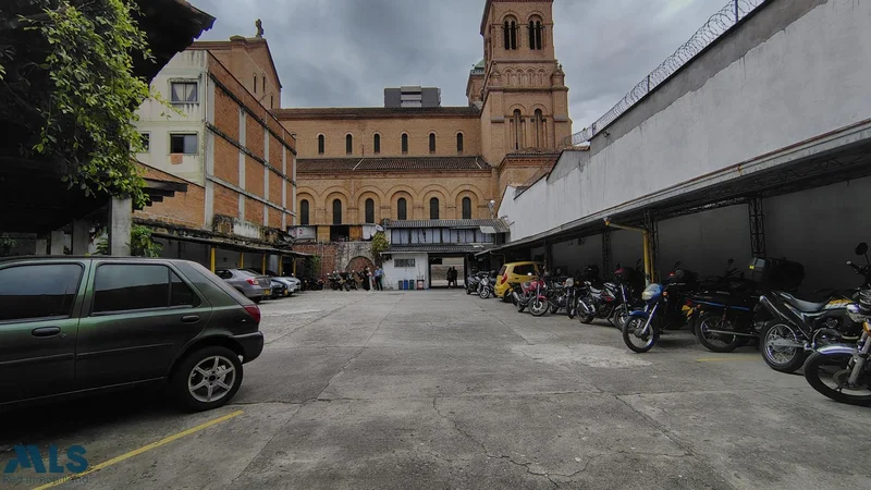 Parking lot for sale, located in downtown Medellín.