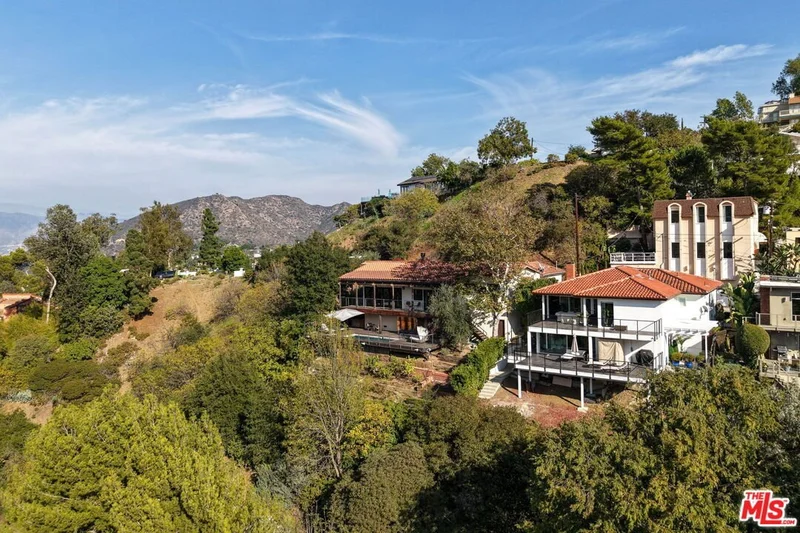 2835 Oak Point Dr, Los Angeles, CA 90068, Los Angeles, California, United States. - Photo 21