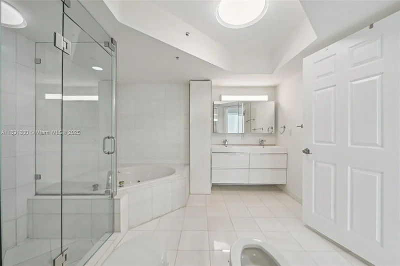 6301 Collins Ave 2203, Miami Beach, Florida, United States. - Photo 21
