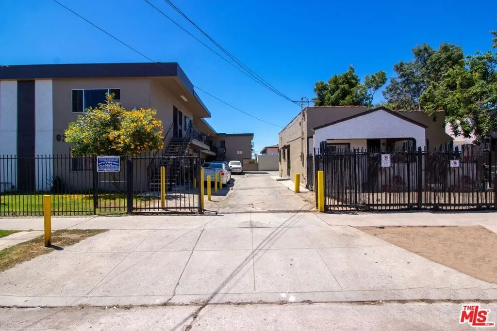 820 -824 W 95th Street, Los Angeles, California, United States. - Photo 6