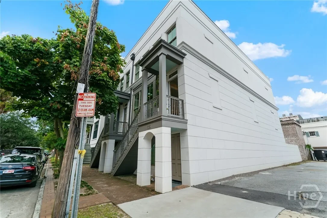 Exterior photo 2