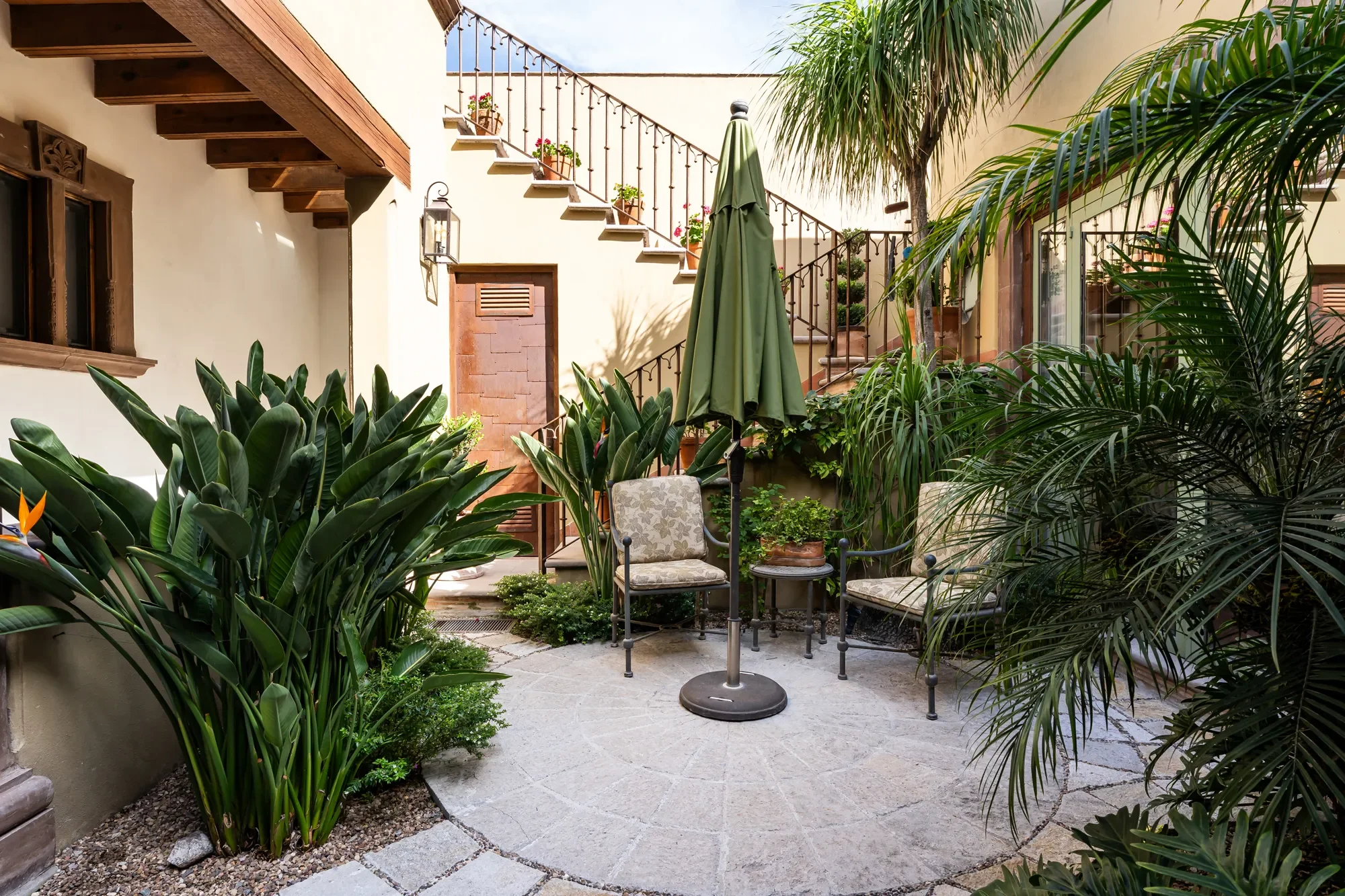 Exterior photo 5