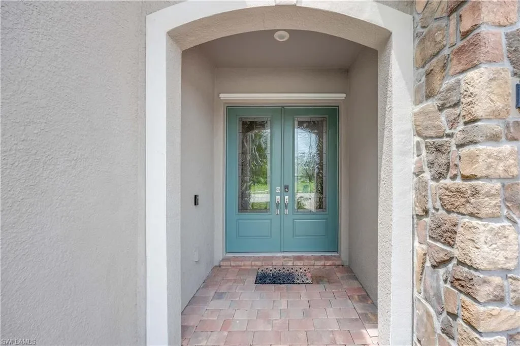 Exterior photo 2
