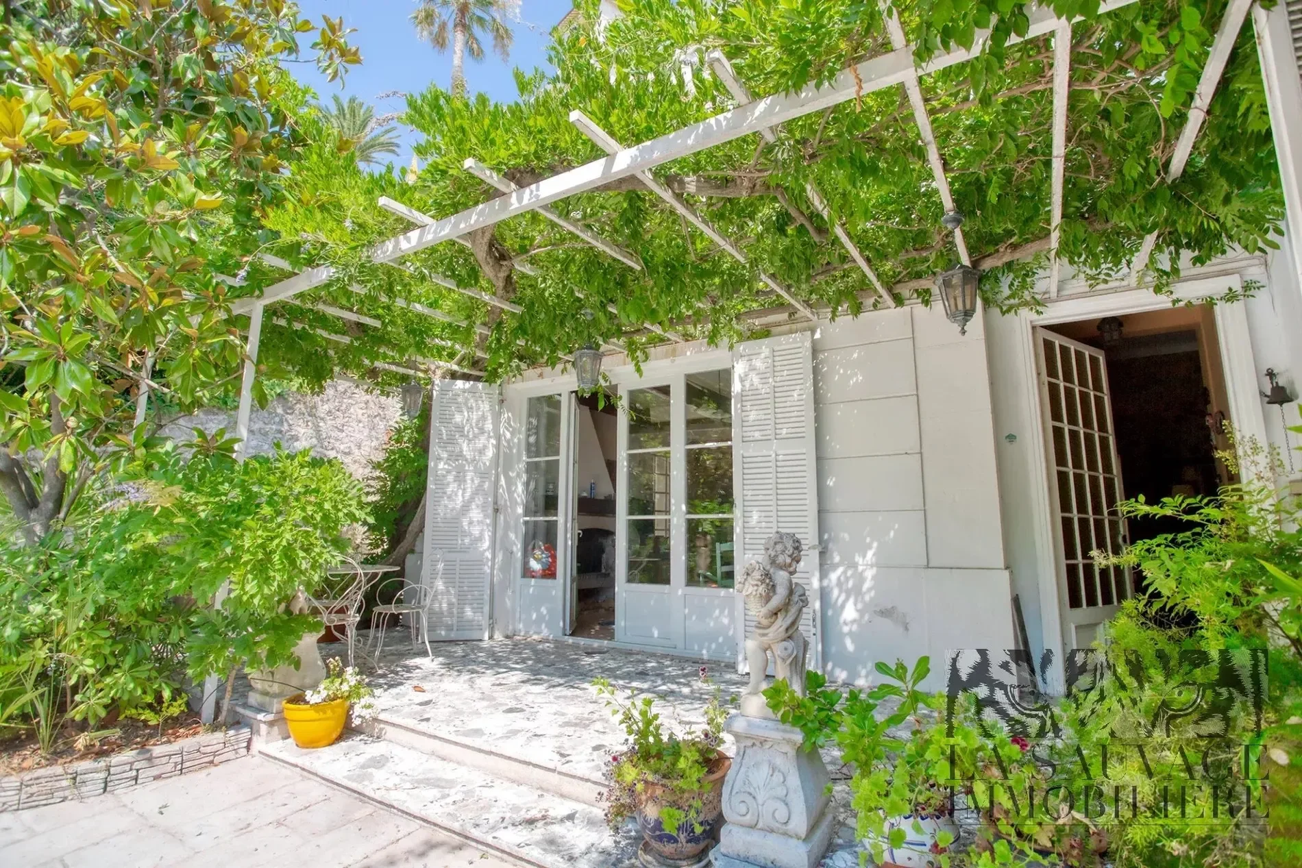 Exterior photo 3
