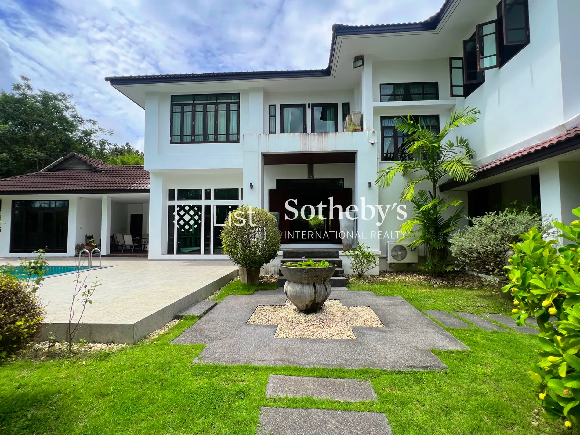 Exterior photo 7