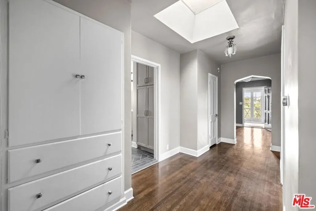 1307 S Rimpau Boulevard, Los Angeles, California, United States. - Photo 11