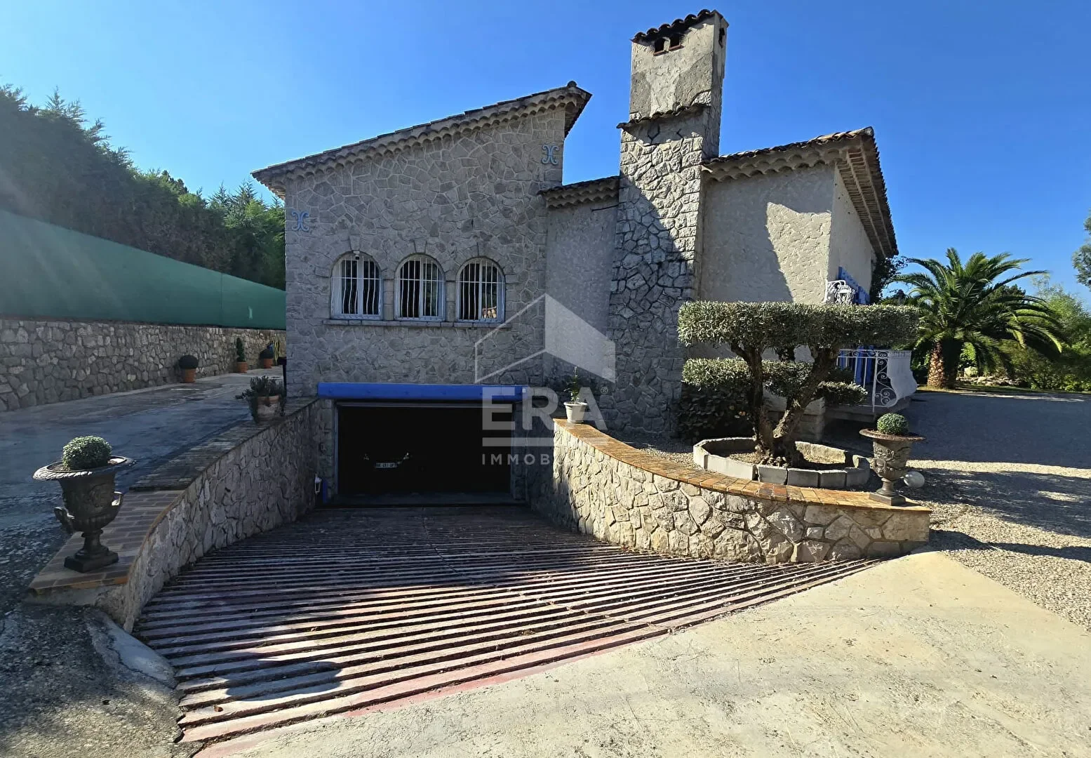 Exterior photo 2