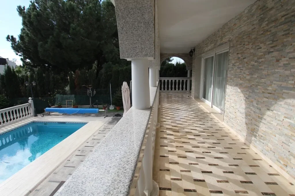 Exterior photo 3