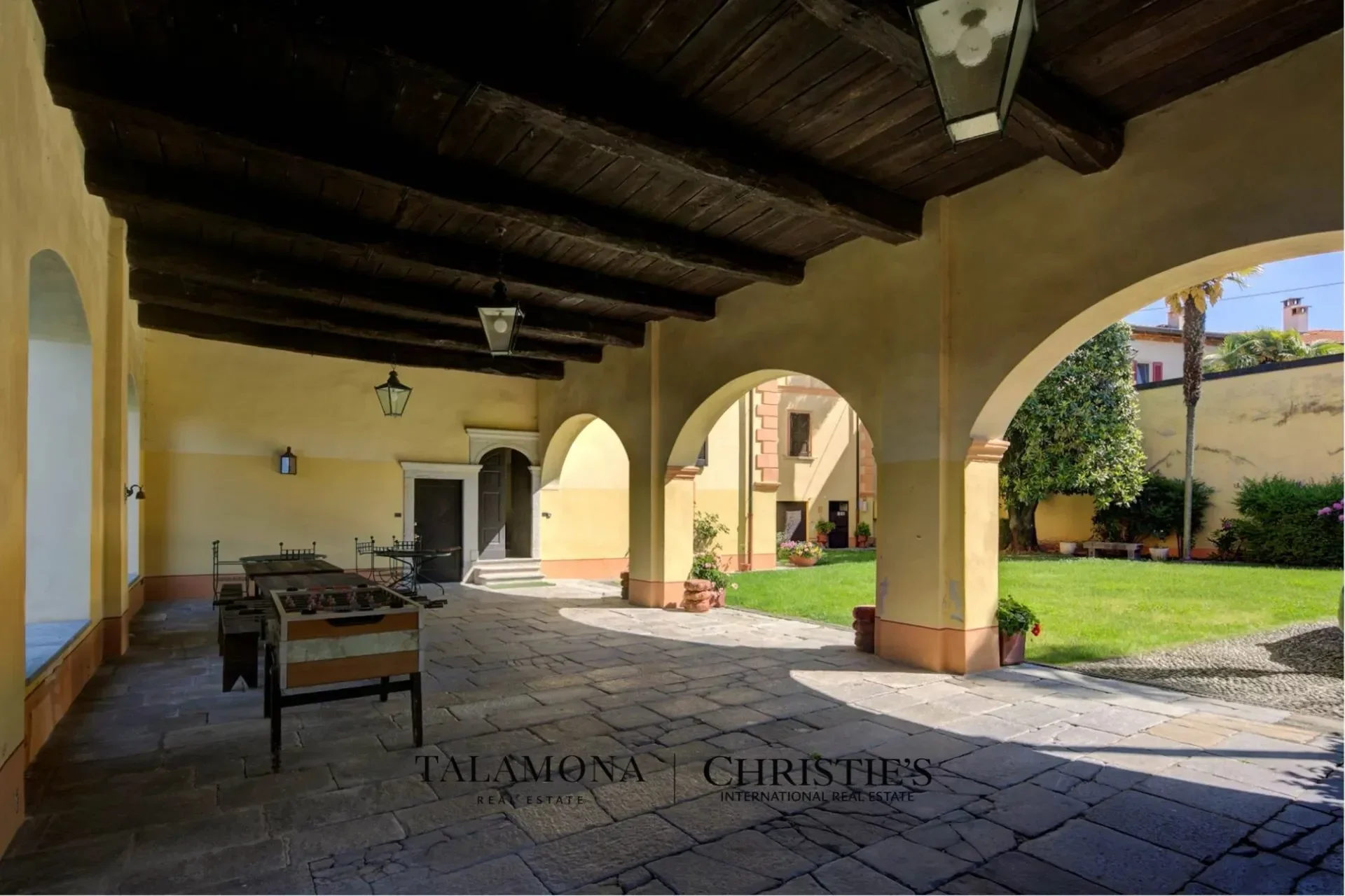 Exterior photo 4