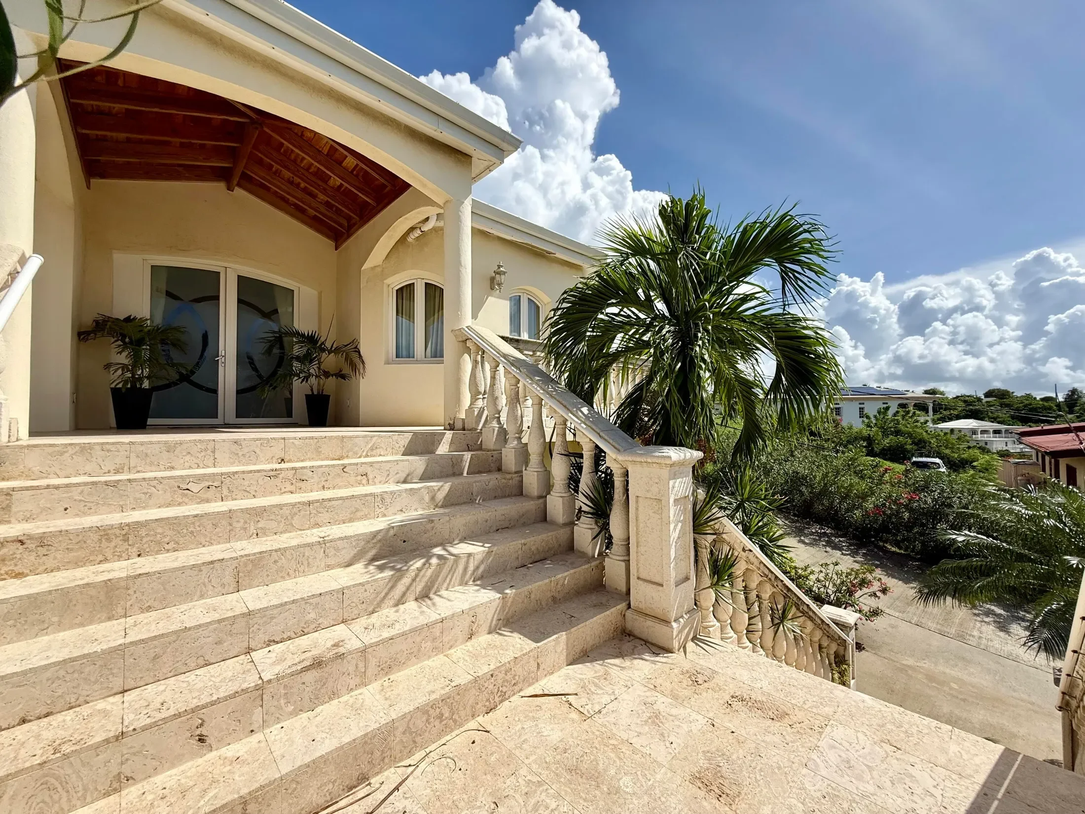 Exterior photo 2