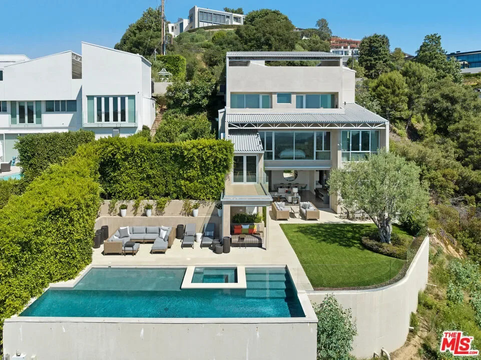 Exterior photo 7