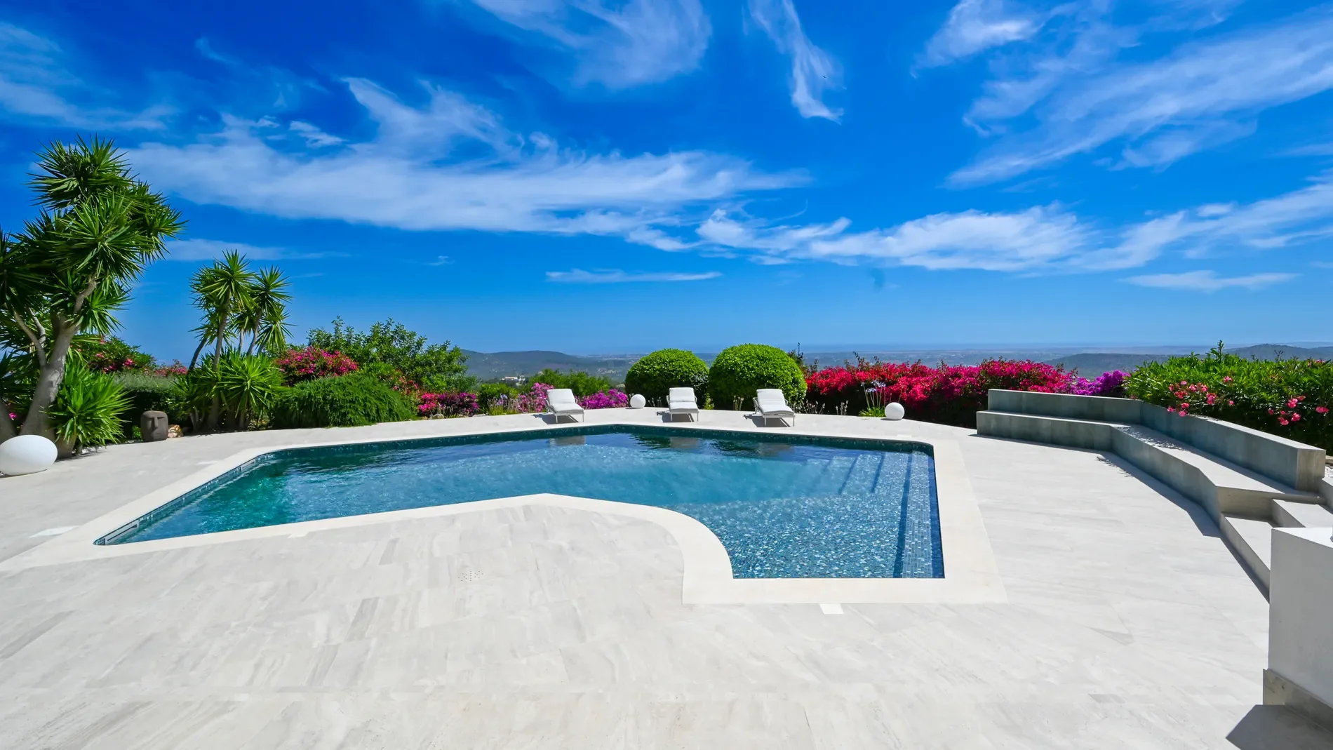 Exterior photo 2