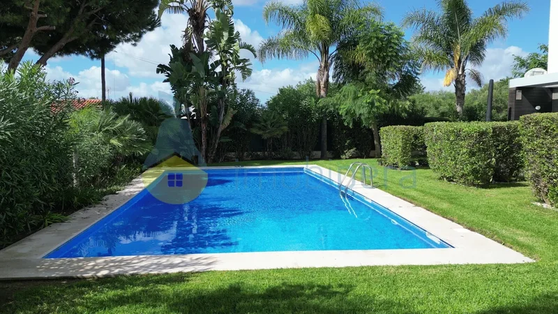 3+1 bedroom townhouse inserted in a gated community with swimming pool, for sale in Ferreiras