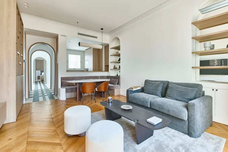 Prestigious pied-à-terre on Rue de la Paix, between the Ritz and Mandarin Oriental, in an Art Deco b