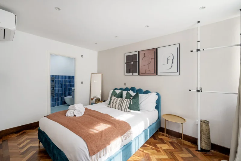 Ovington Mews, Knightsbridge, London, England, United Kingdom. - Photo 3