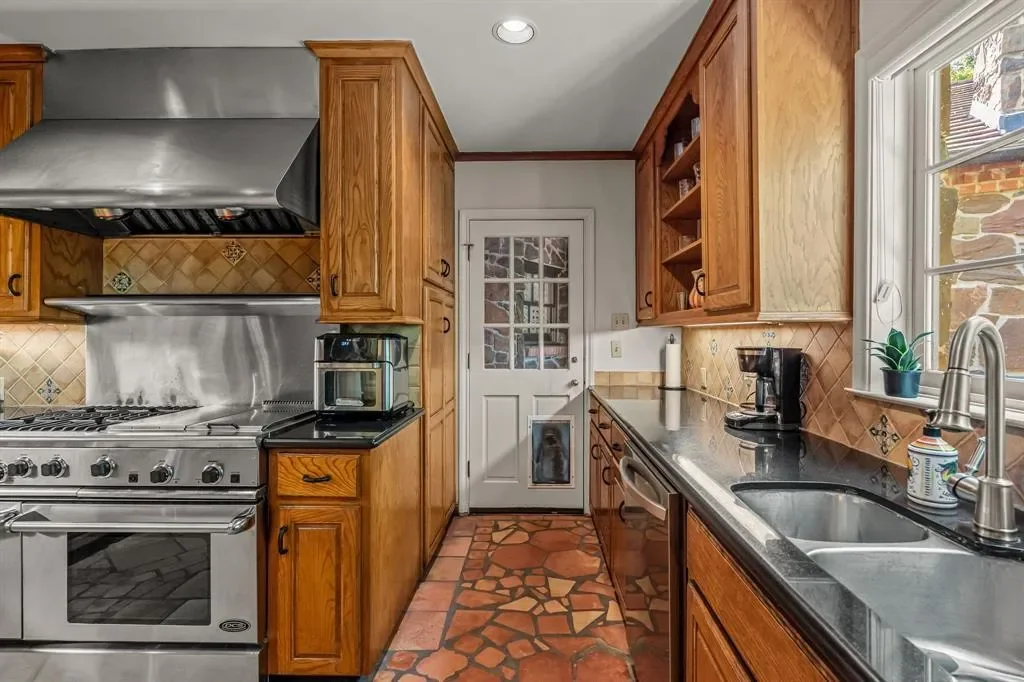 425 Crestwood Drive, Fort Worth, Texas, United States. - Photo 17