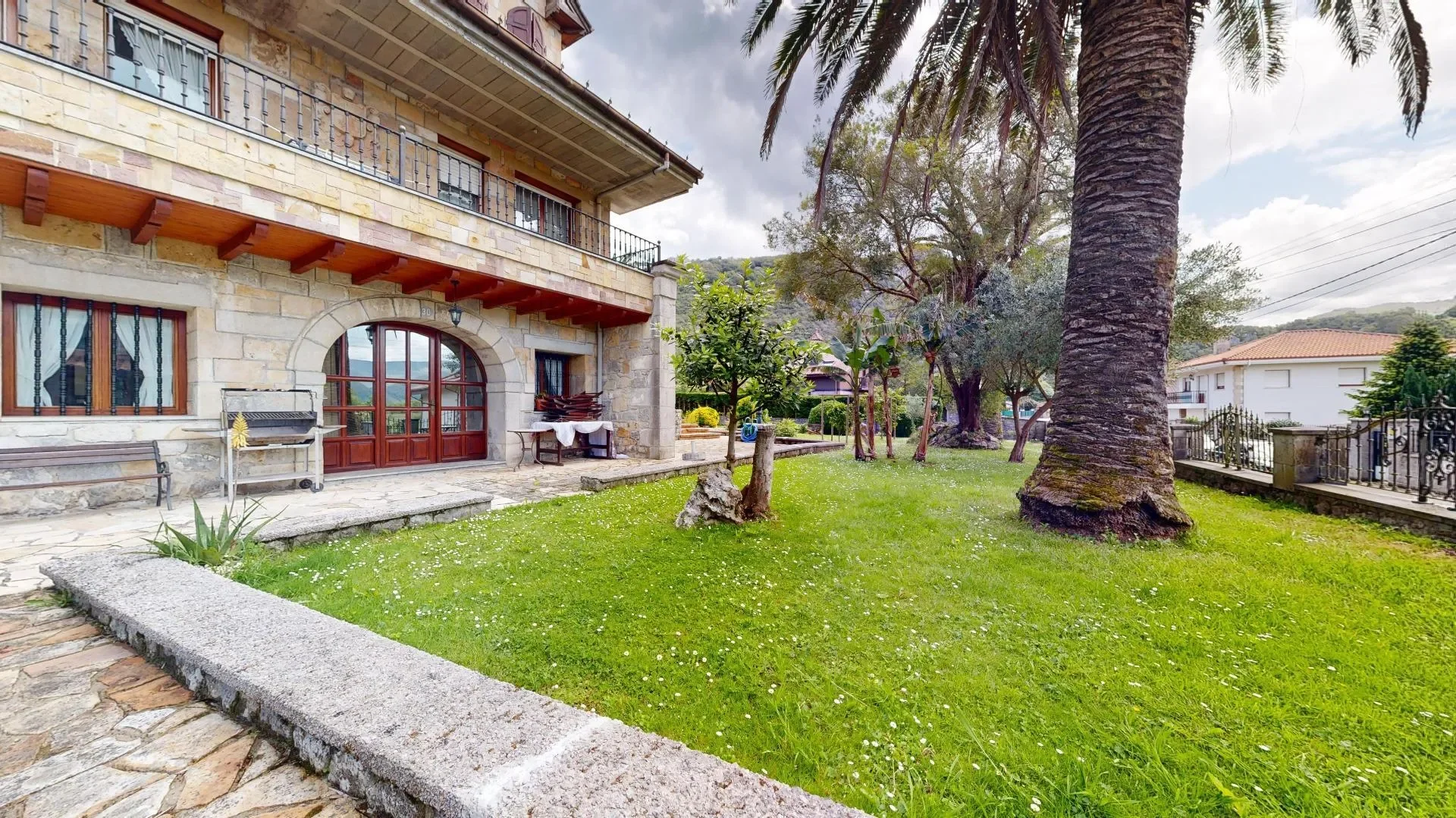 Exterior photo 4