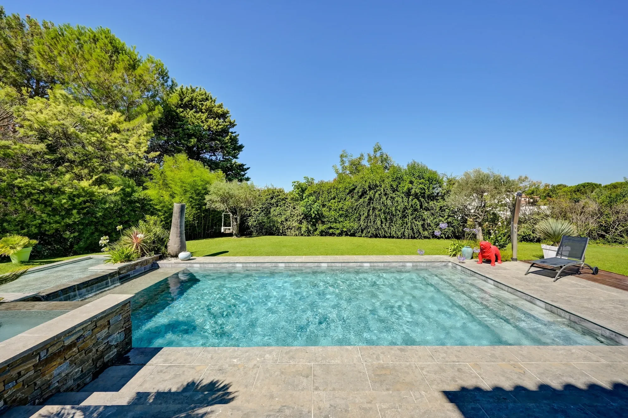 Exterior photo 2
