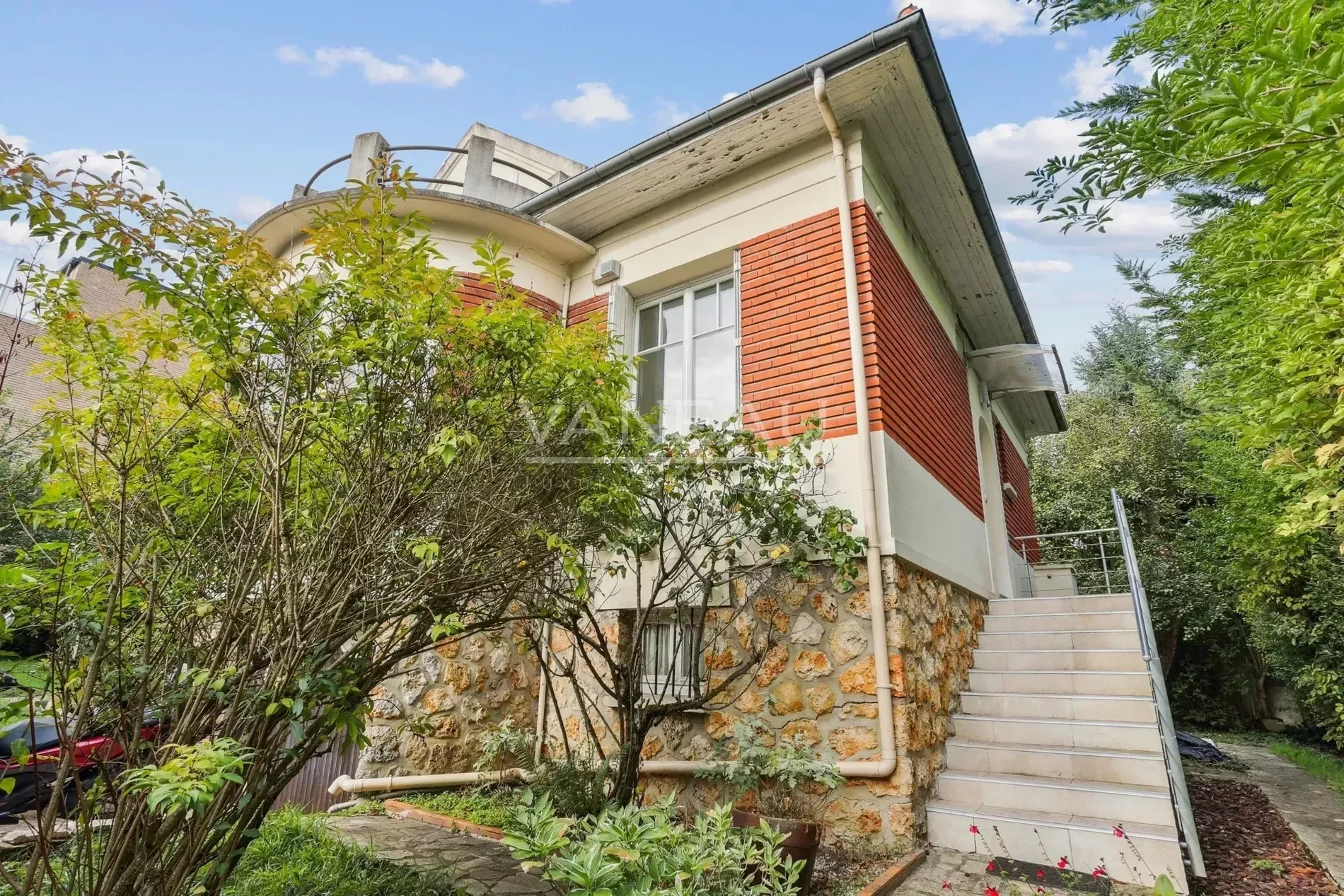 Exterior photo 6