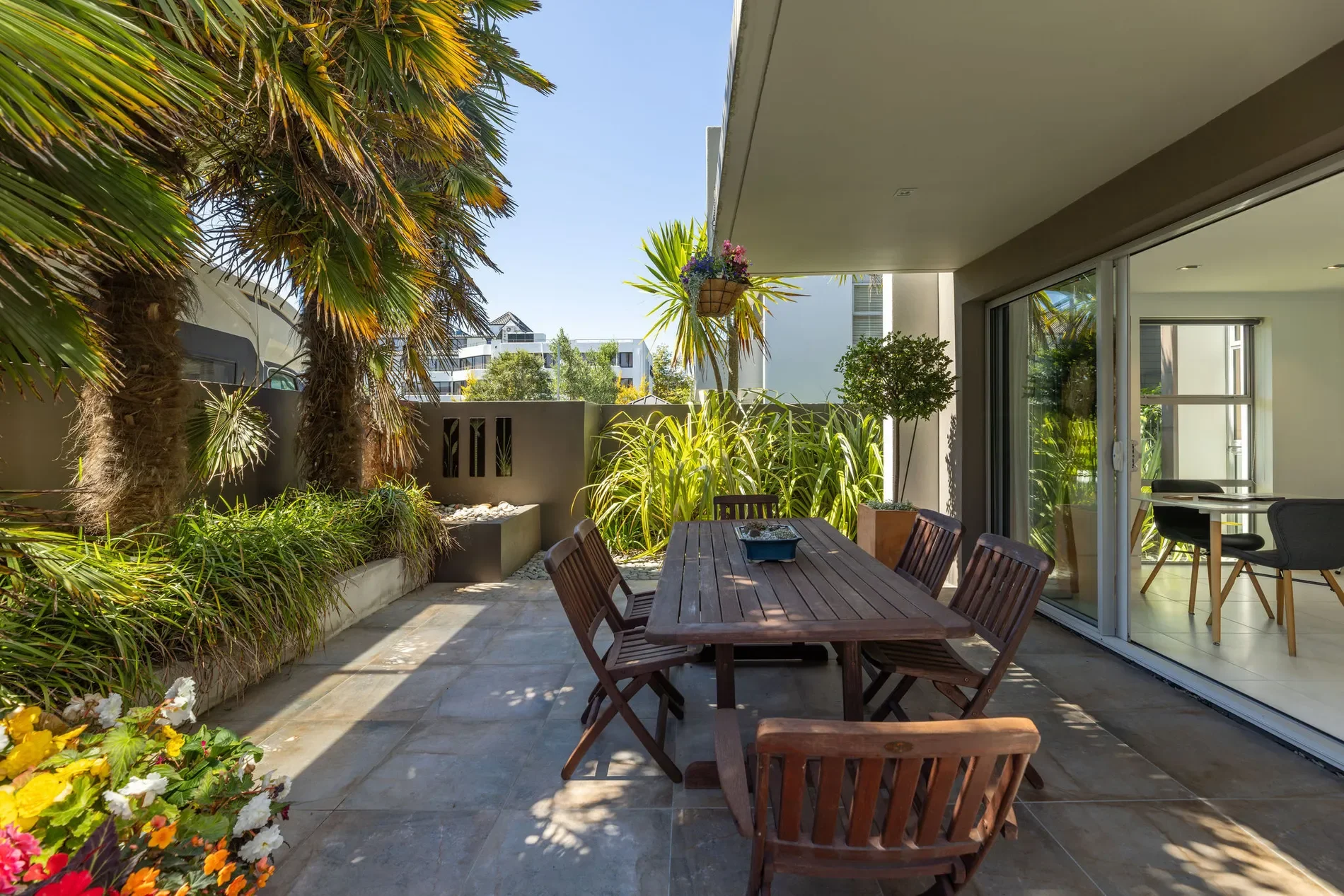 Exterior photo 5