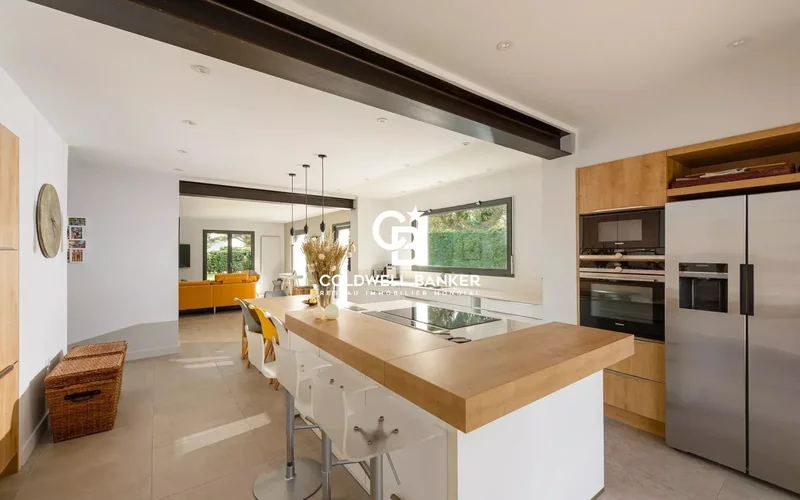 Elegant Villa with Pool – Prime Location"