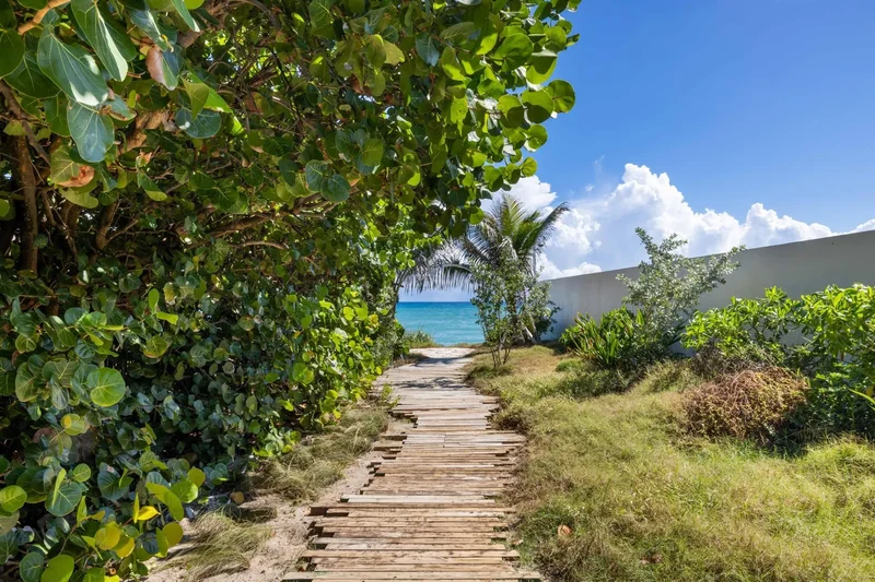 1048 S Ocean Boulevard, Palm Beach, Florida, United States. - Photo 7