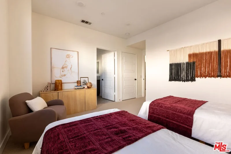 129 S Cessna Lane, Los Angeles, California, United States. - Photo 25