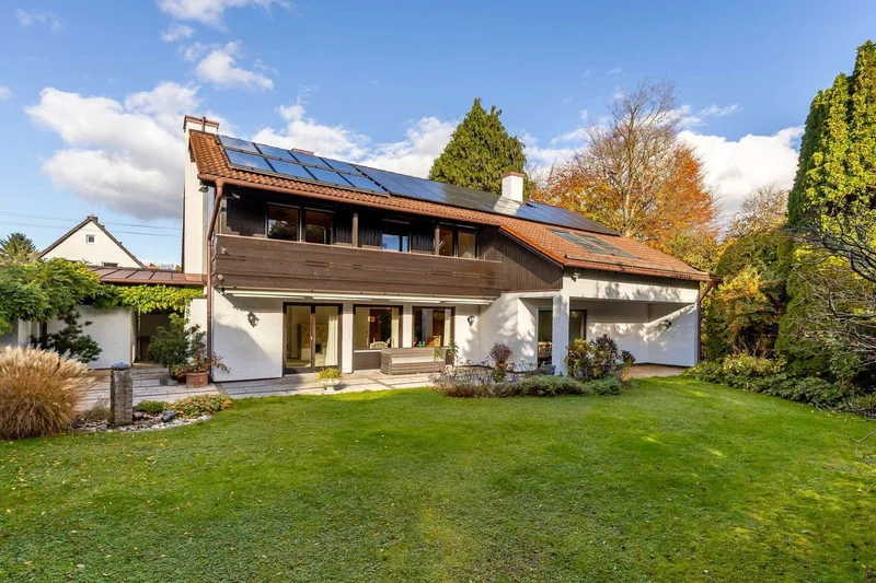 Well-maintained detached house with granny apartment, PV and solar thermal energy in a prime locatio