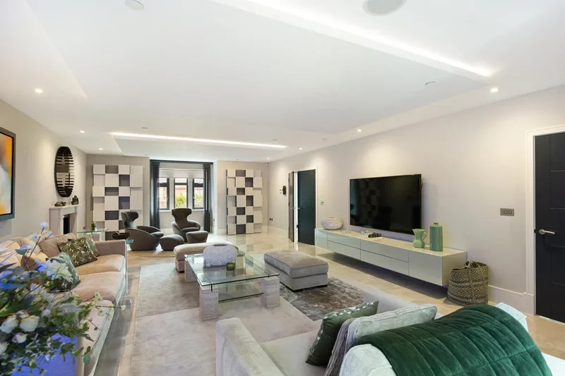 Fairmile Lane, Cobham, England, United Kingdom. - Photo 15
