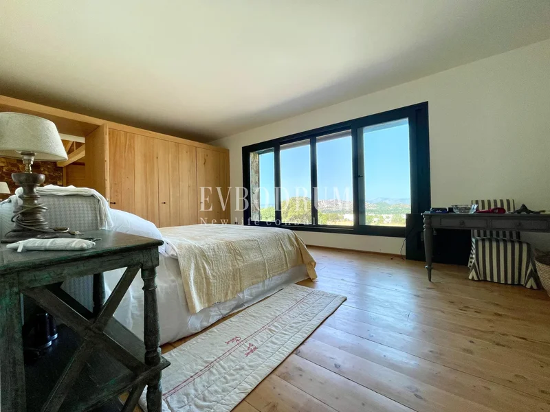 Private villa with pool, large grounds and vineyard
