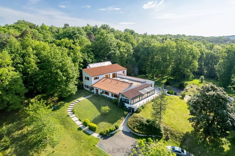 Voici une villa d'exception située au cur de la vallée du Lunain !