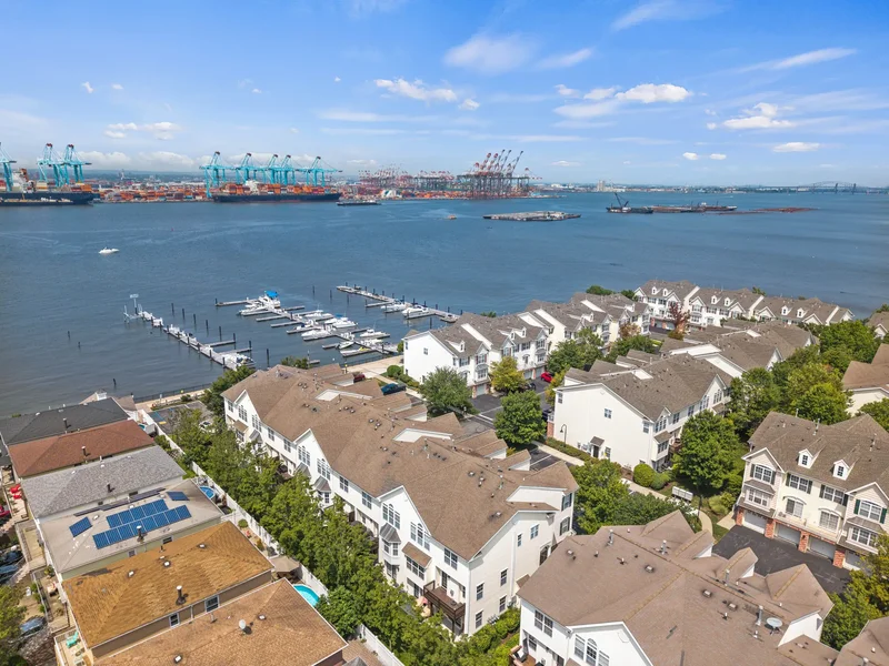 32 Marina Dr , Bayonne, NJ 07002, Bayonne, New Jersey, United States. - Photo 4