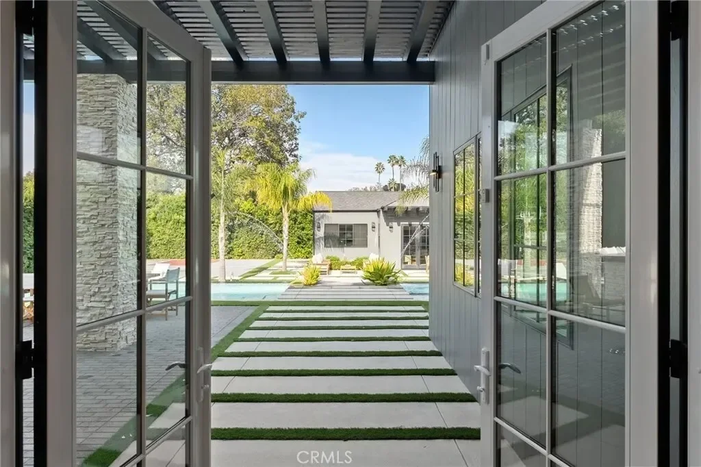 20511 Wells Drive, Los Angeles, California, United States. - Photo 35