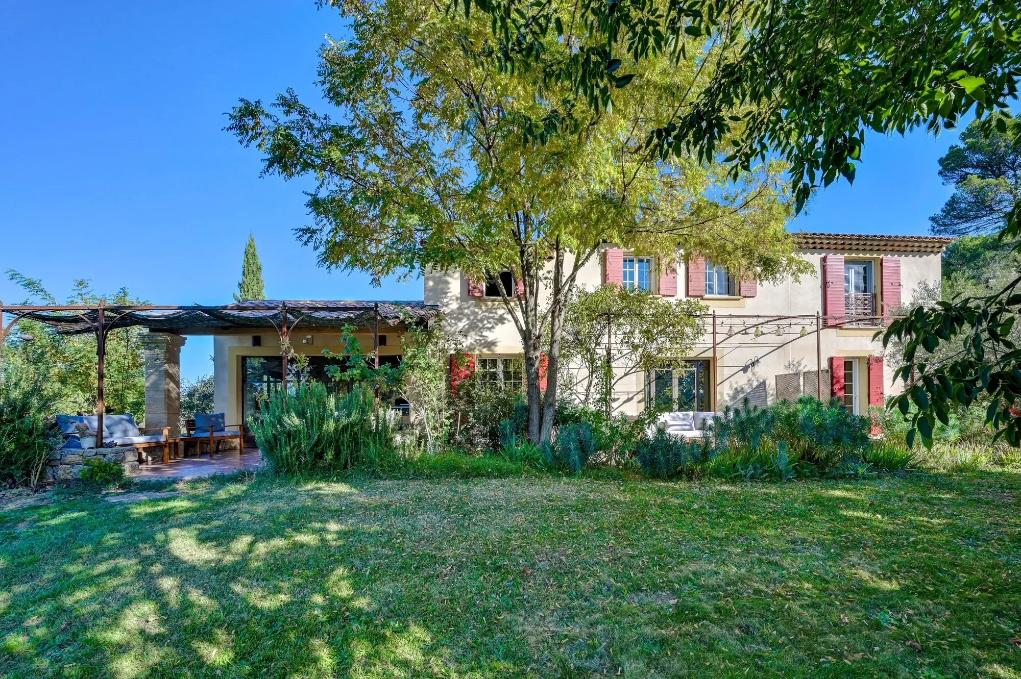 Exterior photo 4