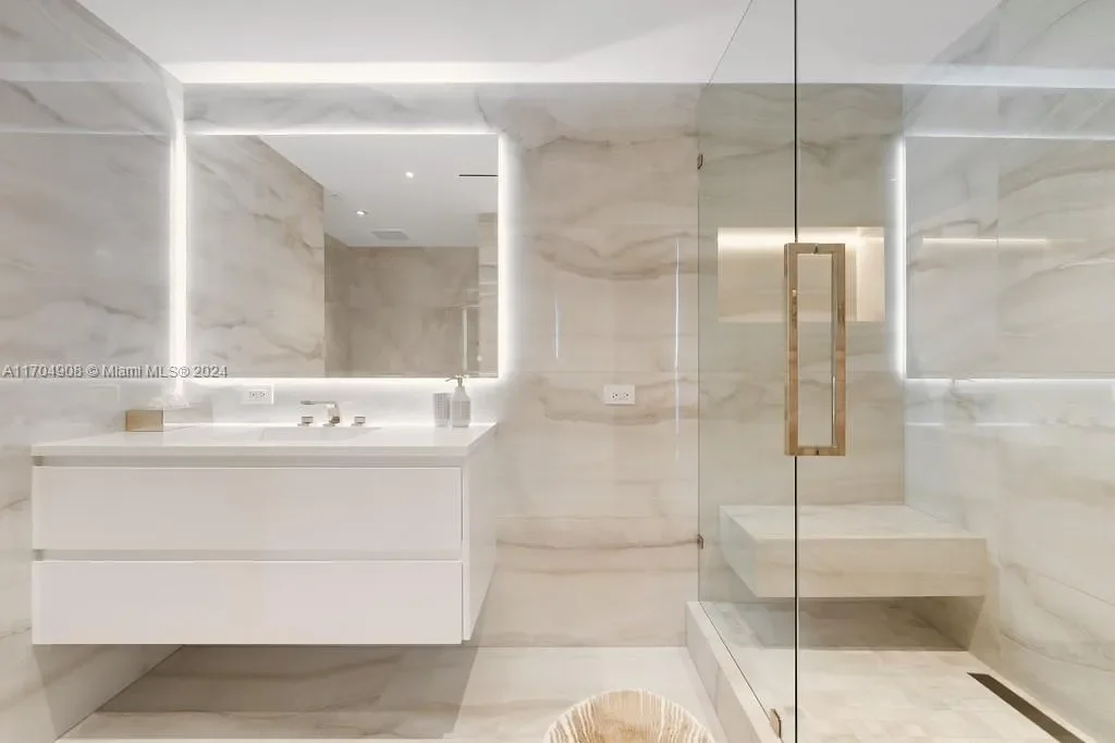 300 S Pointe Dr, #PH-5, Miami Beach, Florida, United States. - Photo 28