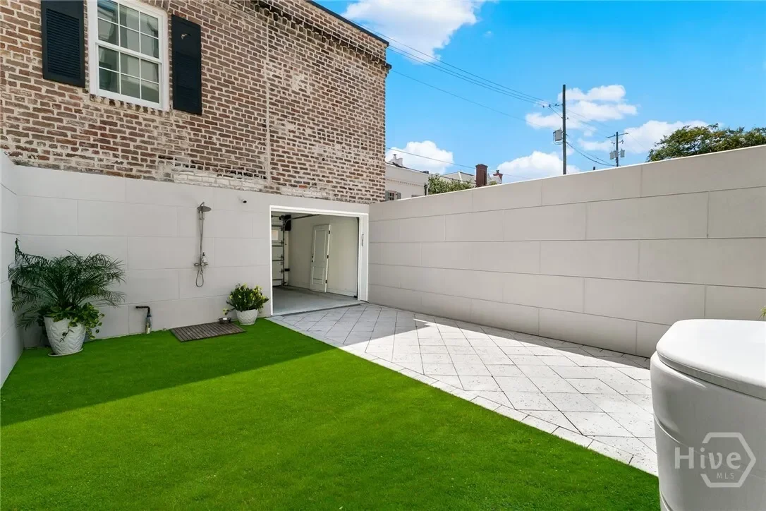 Exterior photo 6