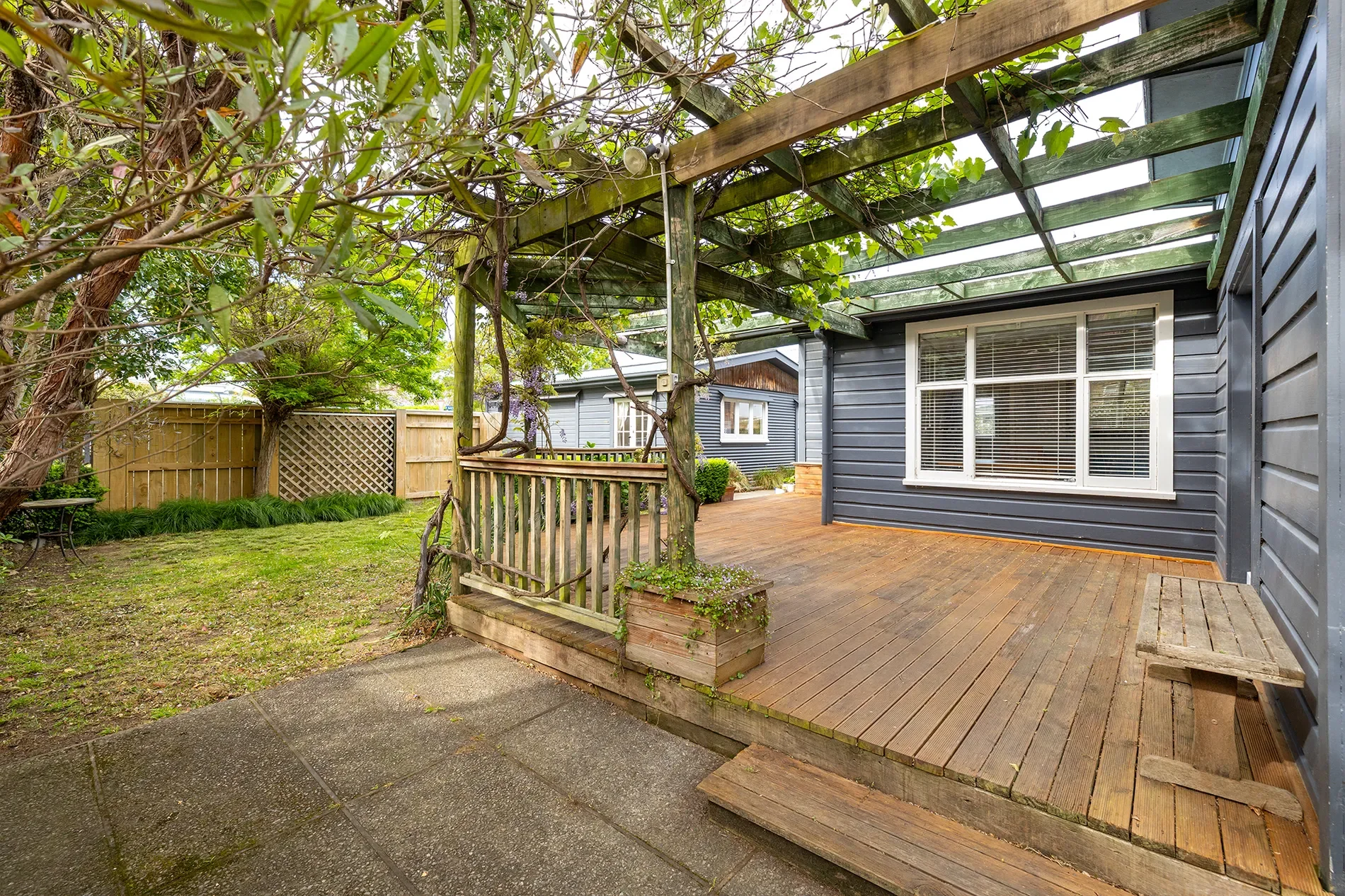 Exterior photo 8