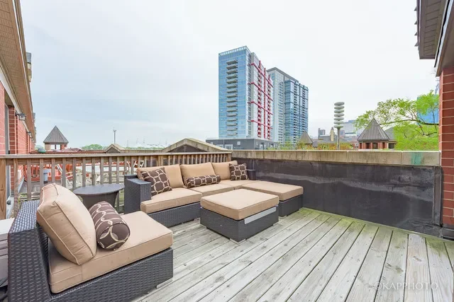 310 E 18th St, Chicago, IL 60616, Chicago, Illinois, United States. - Photo 17