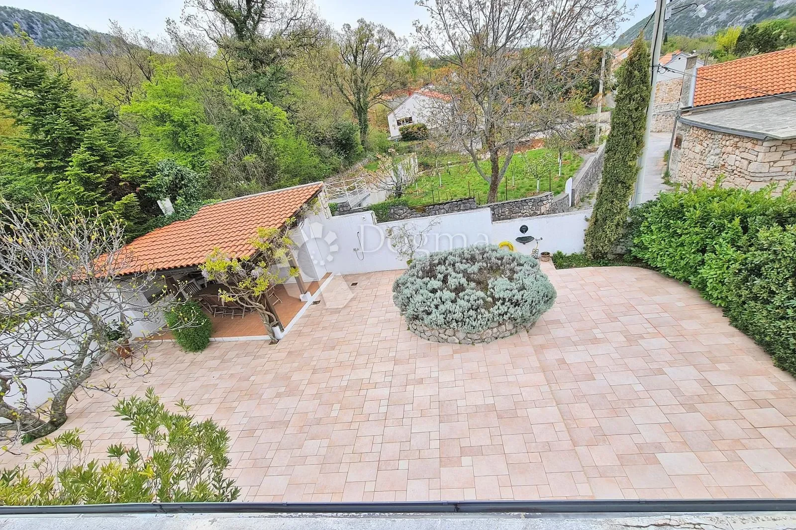 Exterior photo 4