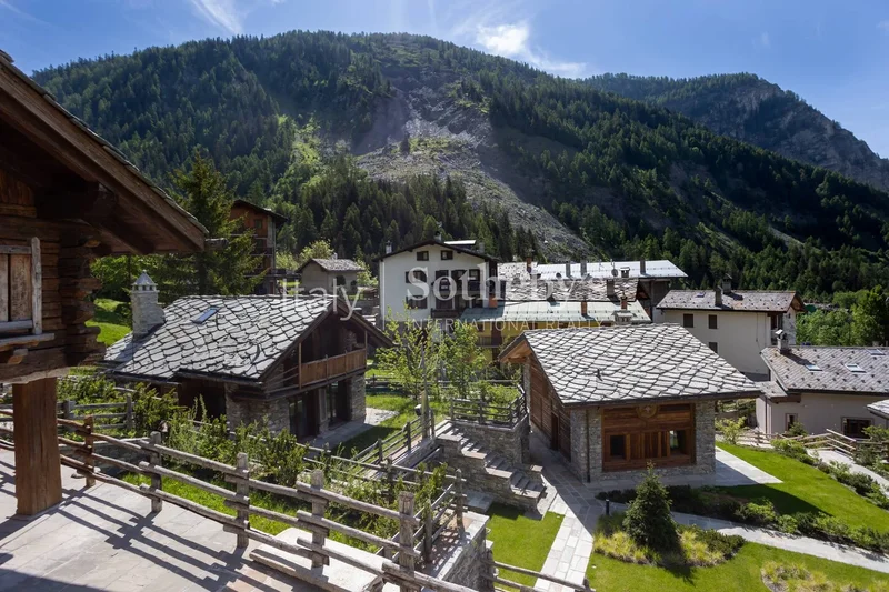 Piazzale della Funivia, Courmayeur, AO 11013, Courmayeur, Aosta, Italy. - Photo 21