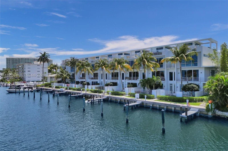 2725 NE 1st St, Hillsboro Beach, Florida, United States. - Photo 56