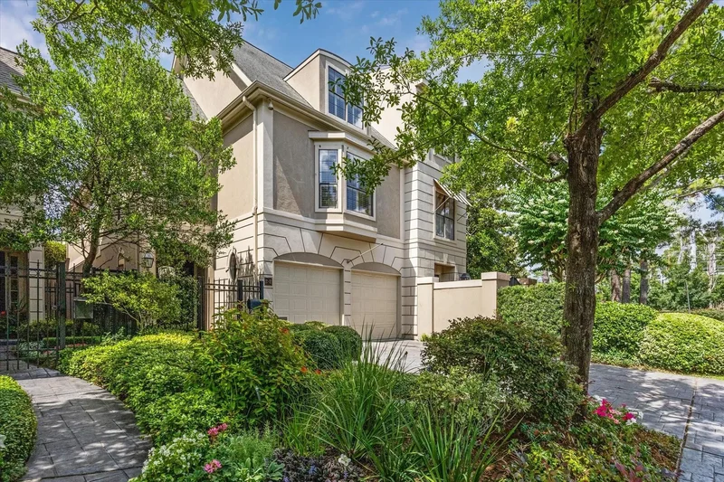 2 S Briar Hollow Lane, Houston, Texas, United States. - Photo 31