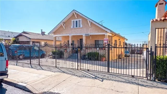 Exterior photo 3