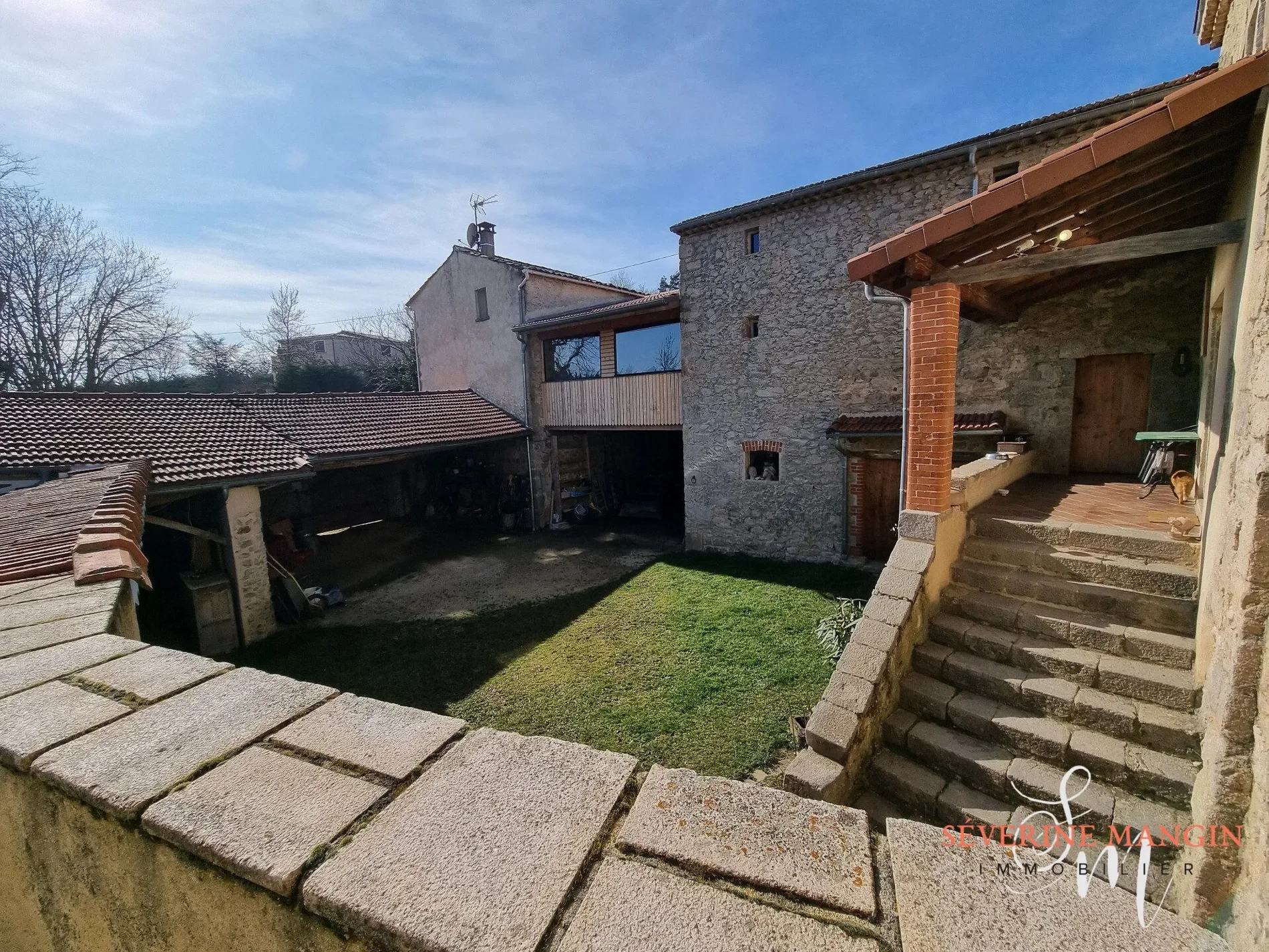 Exterior photo 3