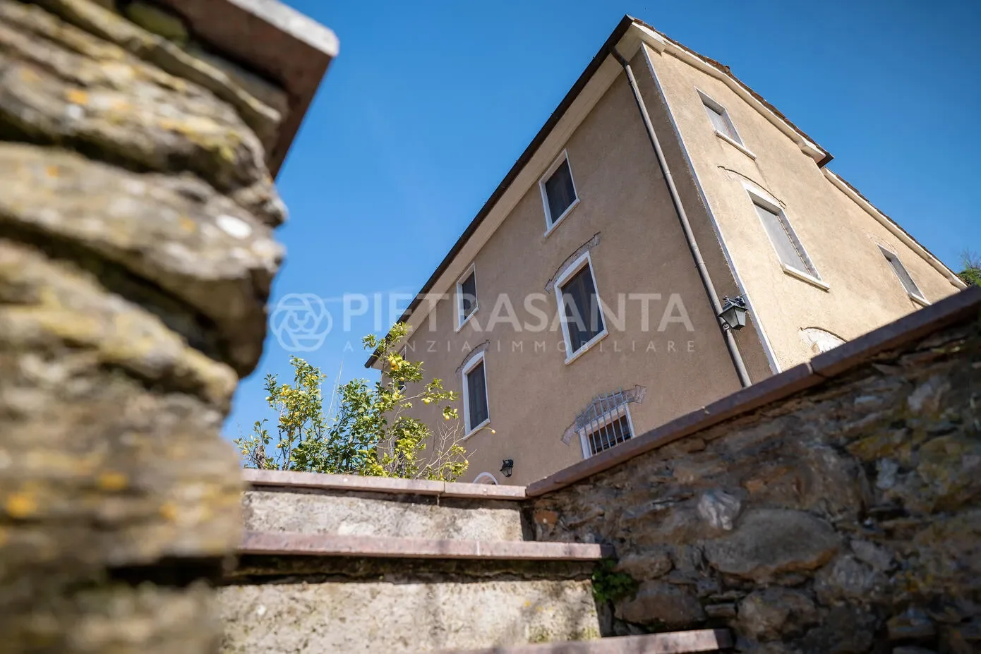 Exterior photo 5