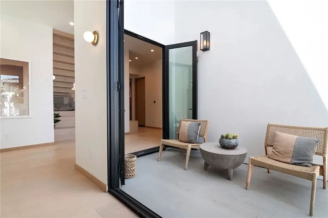 22616 Hatteras Street, Los Angeles, California, United States. - Photo 8