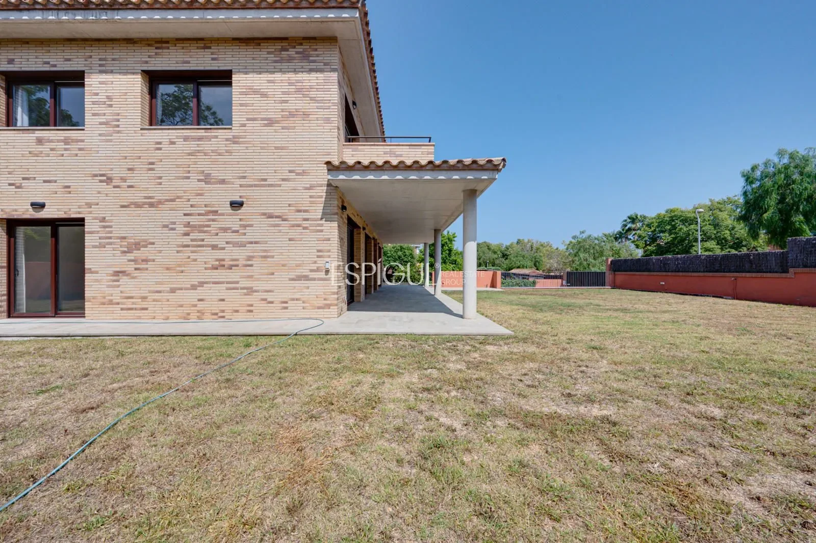 Exterior photo 6